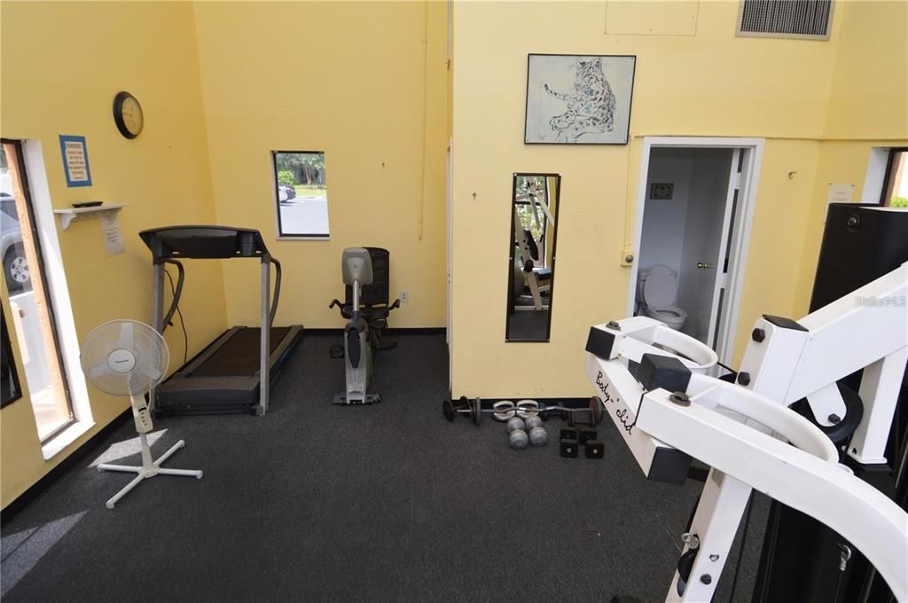 Active With Contract: $1,900 (2 beds, 1 baths, 987 Square Feet)