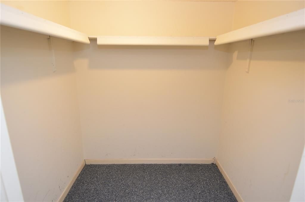 Active With Contract: $1,900 (2 beds, 1 baths, 987 Square Feet)