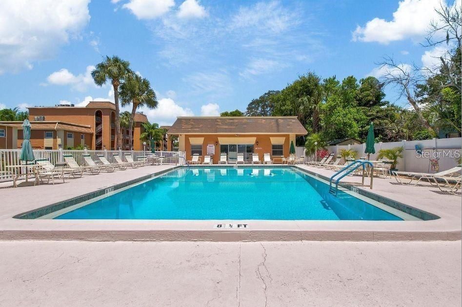 Active With Contract: $1,900 (2 beds, 1 baths, 987 Square Feet)