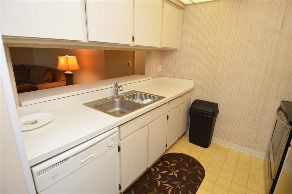 Active With Contract: $1,900 (2 beds, 1 baths, 987 Square Feet)