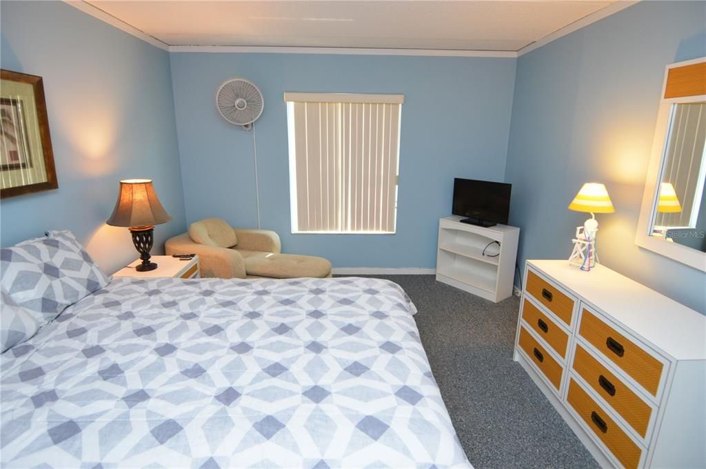 Active With Contract: $1,900 (2 beds, 1 baths, 987 Square Feet)