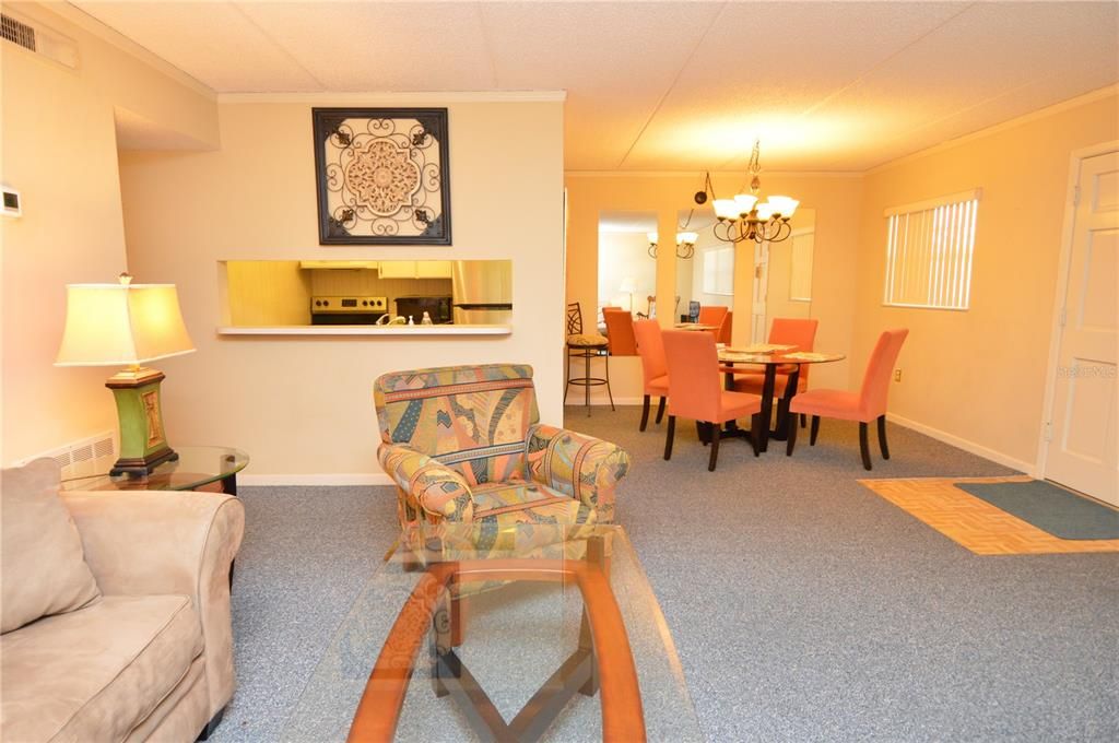 Active With Contract: $1,900 (2 beds, 1 baths, 987 Square Feet)