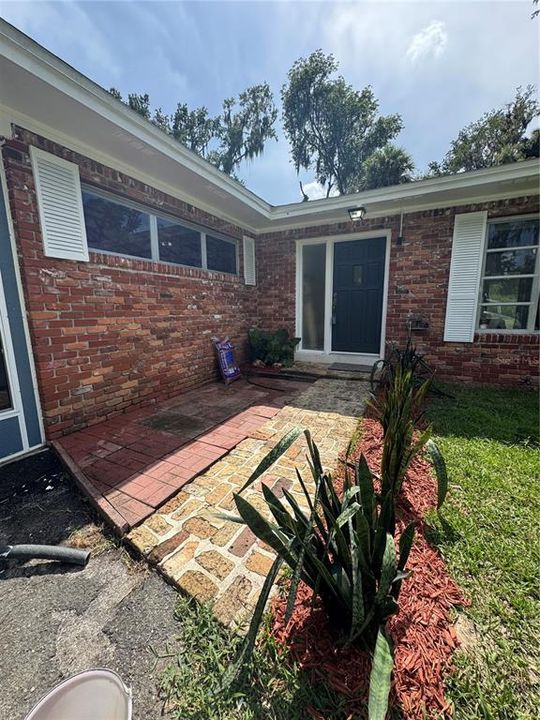 合同活跃: $249,900 (3 贝兹, 2 浴室, 1983 平方英尺)