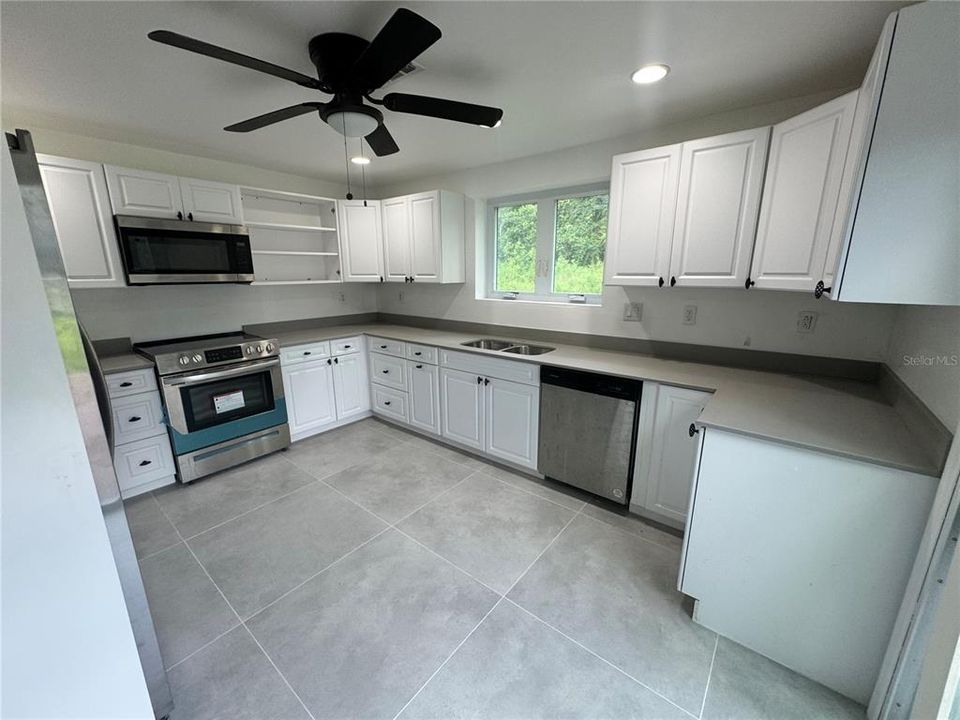 合同活跃: $249,900 (3 贝兹, 2 浴室, 1983 平方英尺)