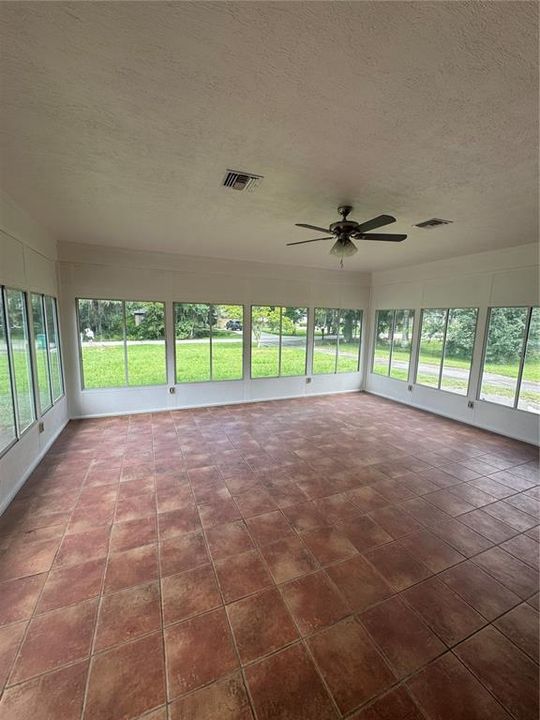 合同活跃: $249,900 (3 贝兹, 2 浴室, 1983 平方英尺)