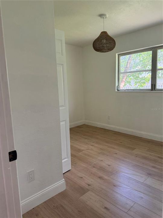 合同活跃: $249,900 (3 贝兹, 2 浴室, 1983 平方英尺)