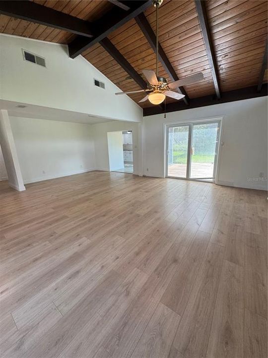 合同活跃: $249,900 (3 贝兹, 2 浴室, 1983 平方英尺)