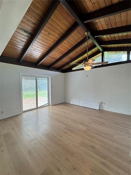 合同活跃: $249,900 (3 贝兹, 2 浴室, 1983 平方英尺)