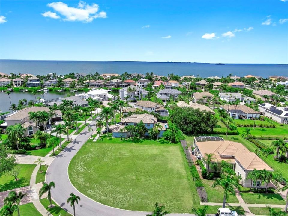 На продажу: $295,000 (0.35 acres)