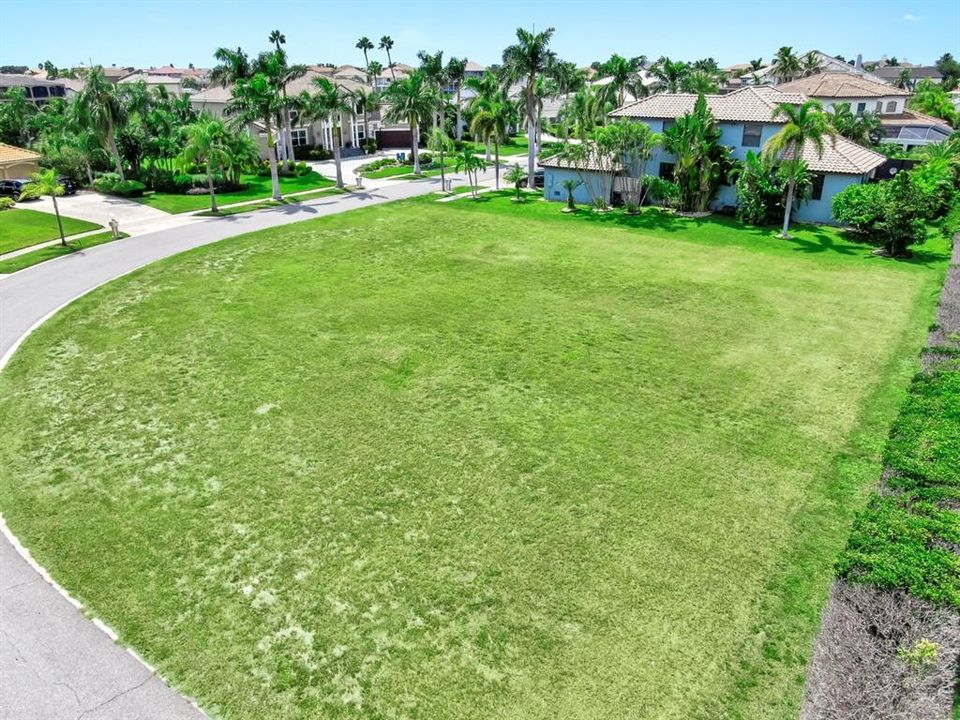 На продажу: $295,000 (0.35 acres)