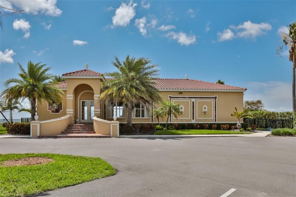 На продажу: $295,000 (0.35 acres)