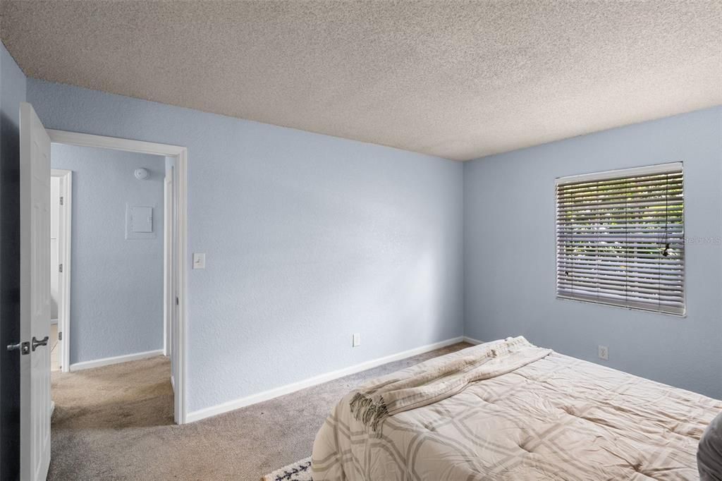 For Sale: $179,900 (2 beds, 2 baths, 953 Square Feet)