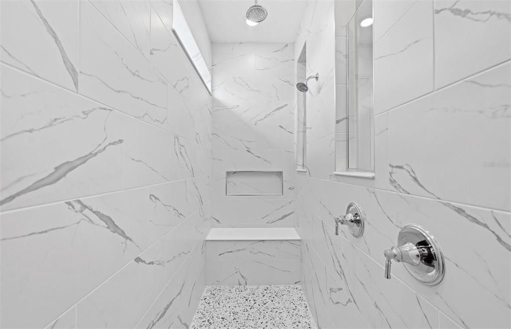 En Venta: $749,240 (5 camas, 4 baños, 4083 Pies cuadrados)