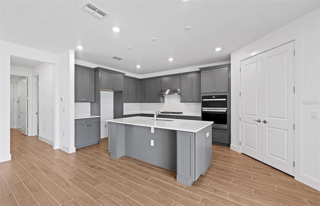 En Venta: $749,240 (5 camas, 4 baños, 4083 Pies cuadrados)