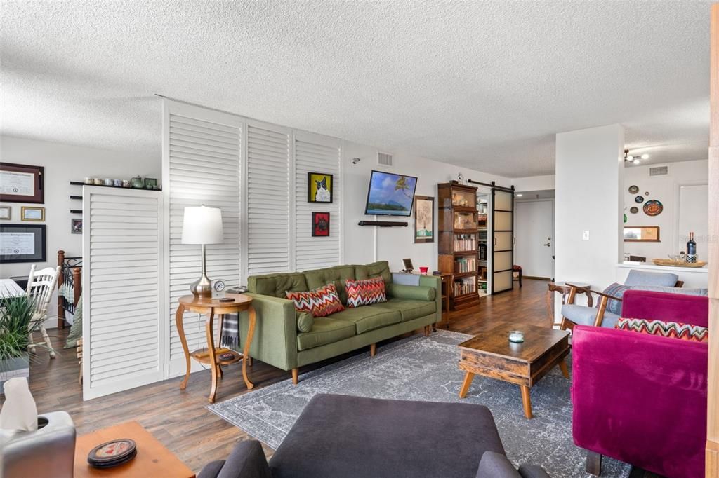 For Sale: $250,000 (2 beds, 2 baths, 1109 Square Feet)