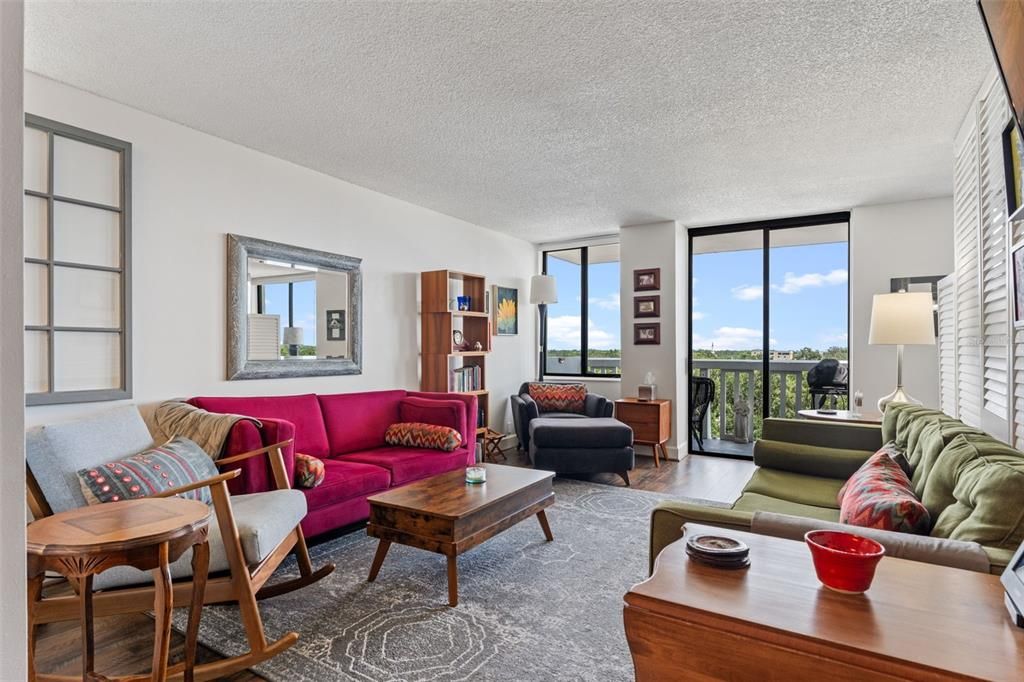 For Sale: $250,000 (2 beds, 2 baths, 1109 Square Feet)