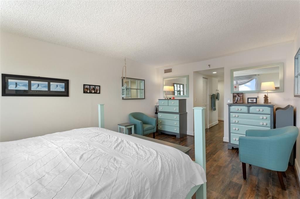 For Sale: $250,000 (2 beds, 2 baths, 1109 Square Feet)