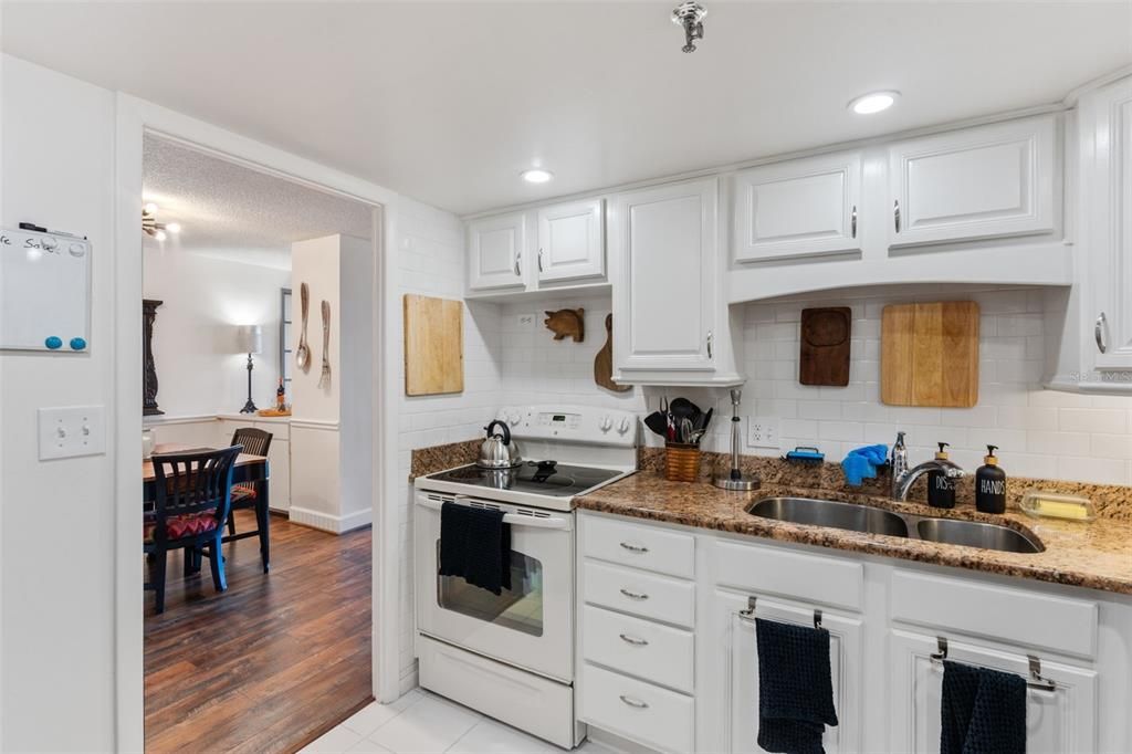 For Sale: $250,000 (2 beds, 2 baths, 1109 Square Feet)