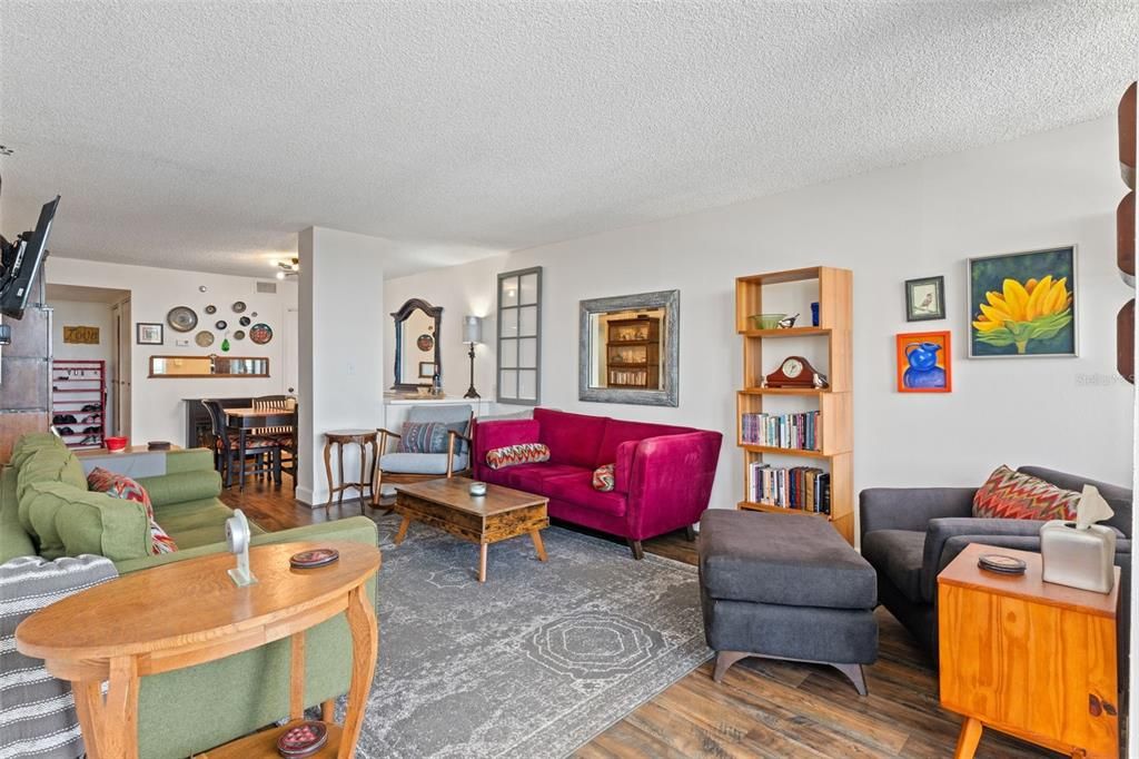 For Sale: $250,000 (2 beds, 2 baths, 1109 Square Feet)