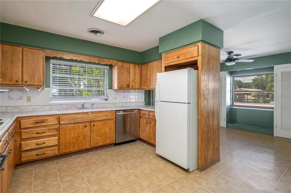 На продажу: $325,000 (3 спален, 2 ванн, 2536 Квадратных фут)