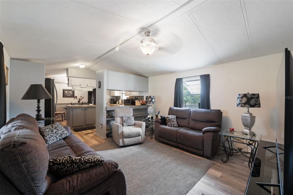 Active With Contract: $179,500 (3 beds, 2 baths, 924 Square Feet)