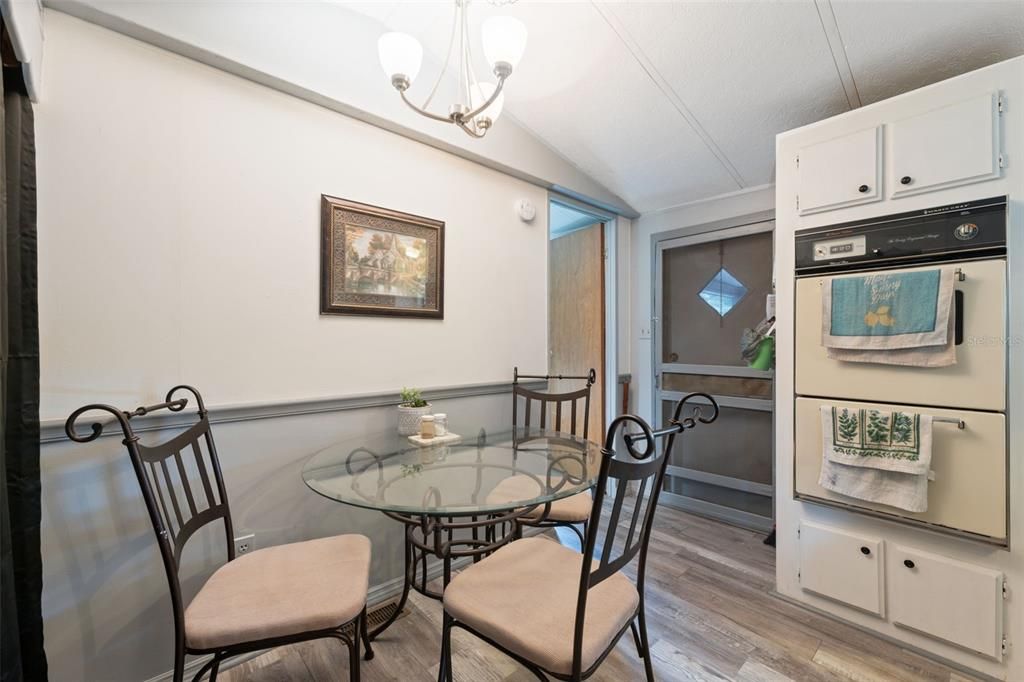 Active With Contract: $179,500 (3 beds, 2 baths, 924 Square Feet)