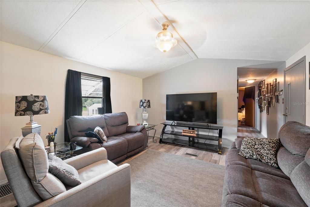 Active With Contract: $179,500 (3 beds, 2 baths, 924 Square Feet)