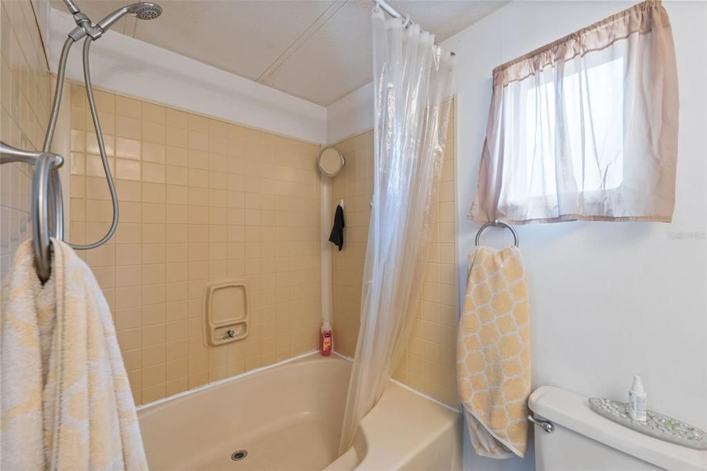 Active With Contract: $179,500 (3 beds, 2 baths, 924 Square Feet)