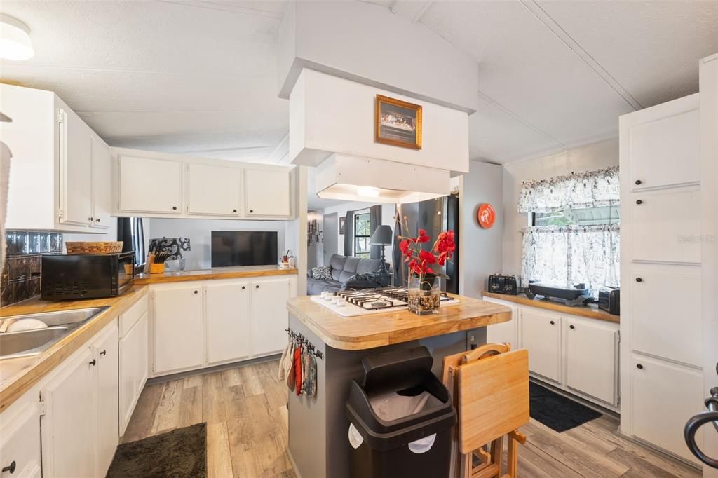 Active With Contract: $179,500 (3 beds, 2 baths, 924 Square Feet)