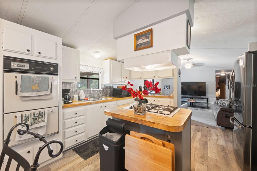 Active With Contract: $179,500 (3 beds, 2 baths, 924 Square Feet)