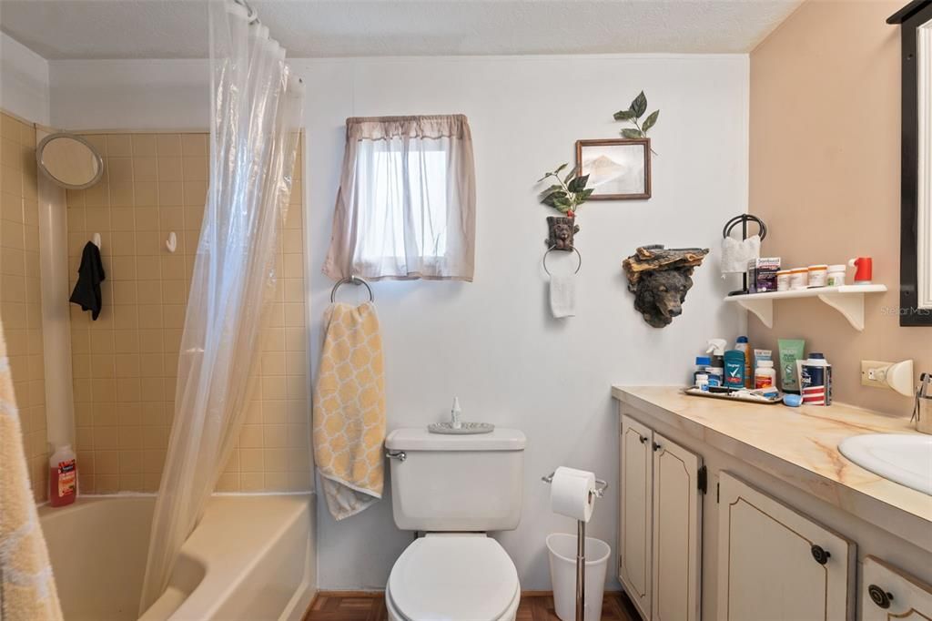 Active With Contract: $179,500 (3 beds, 2 baths, 924 Square Feet)