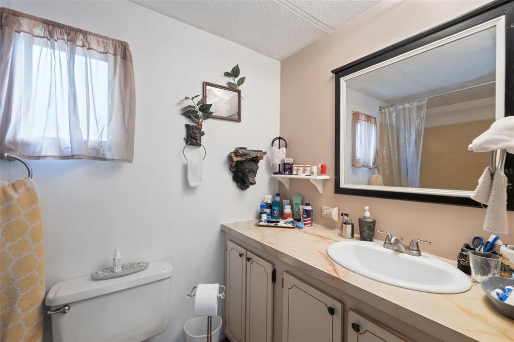 Active With Contract: $179,500 (3 beds, 2 baths, 924 Square Feet)