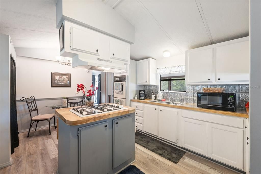 Active With Contract: $179,500 (3 beds, 2 baths, 924 Square Feet)