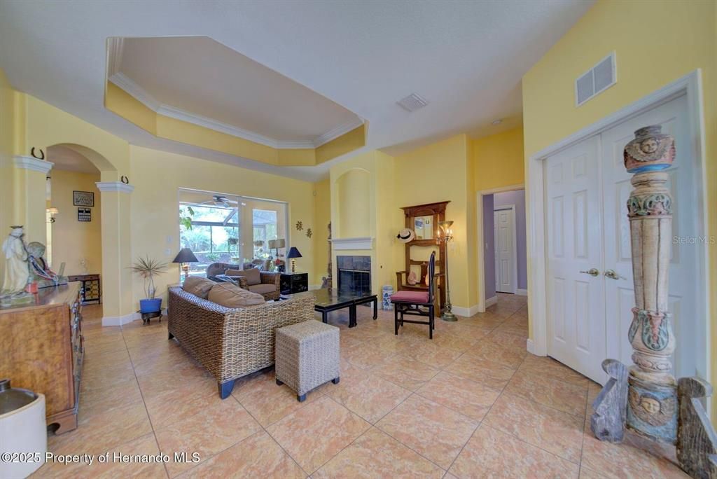 En Venta: $585,000 (4 camas, 3 baños, 2528 Pies cuadrados)