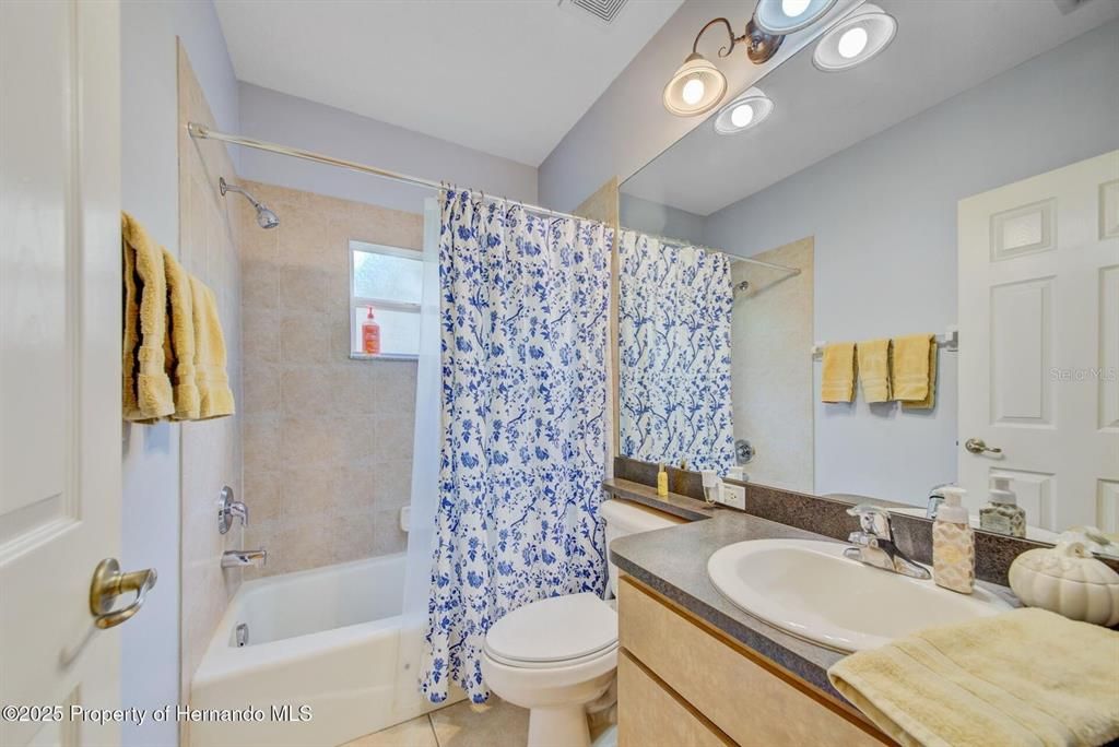 En Venta: $585,000 (4 camas, 3 baños, 2528 Pies cuadrados)