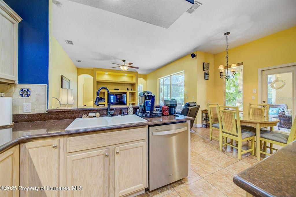 En Venta: $585,000 (4 camas, 3 baños, 2528 Pies cuadrados)