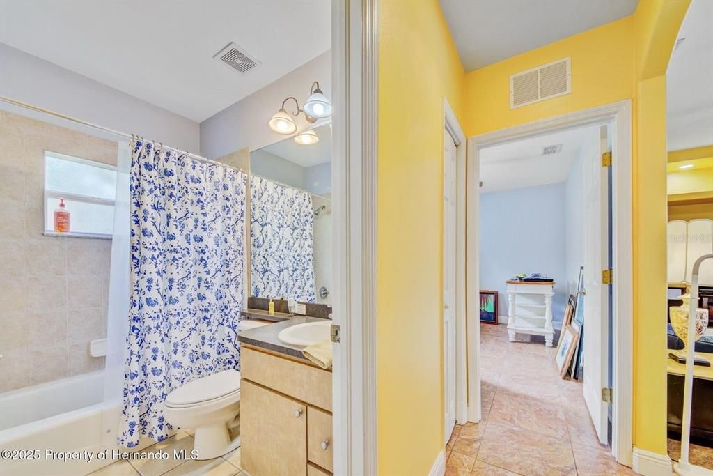 En Venta: $585,000 (4 camas, 3 baños, 2528 Pies cuadrados)