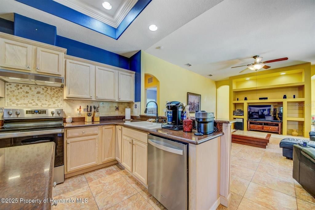 En Venta: $585,000 (4 camas, 3 baños, 2528 Pies cuadrados)