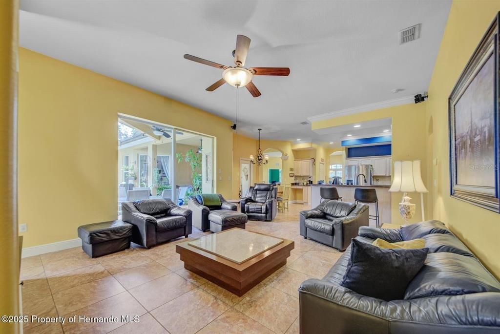 En Venta: $585,000 (4 camas, 3 baños, 2528 Pies cuadrados)