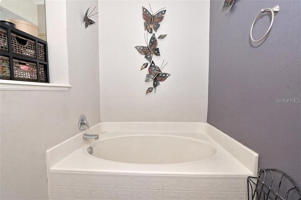 Active With Contract: $2,390 (3 beds, 2 baths, 1600 Square Feet)