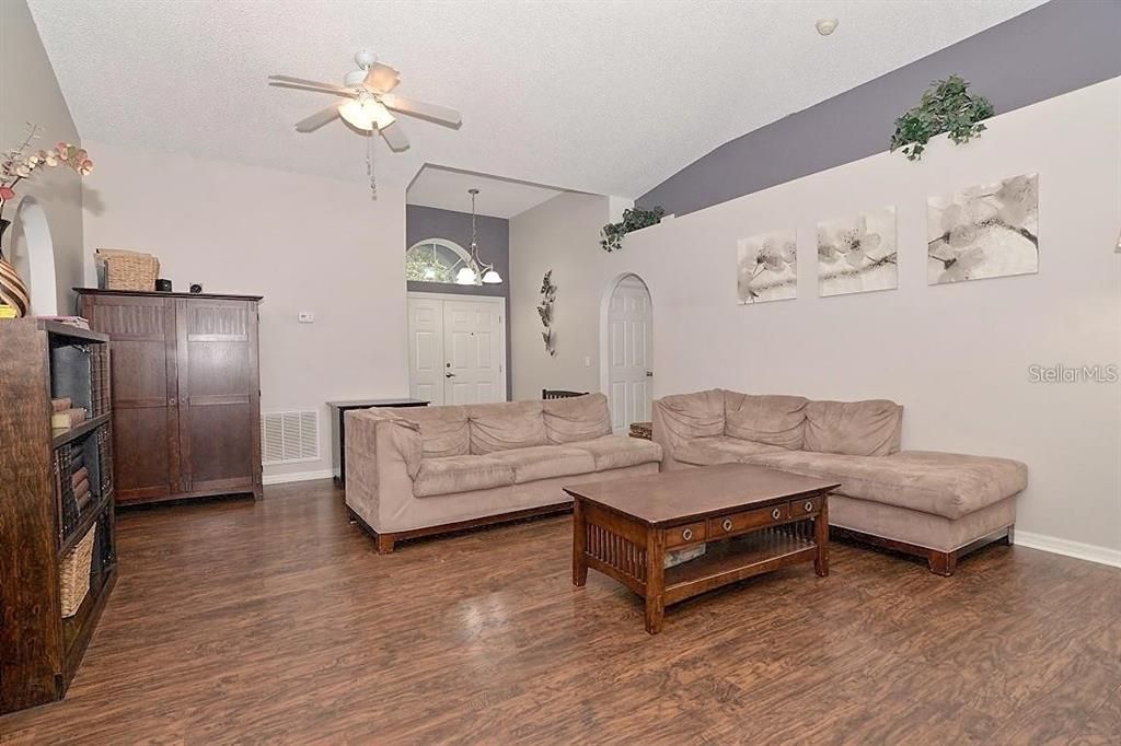 Active With Contract: $2,390 (3 beds, 2 baths, 1600 Square Feet)