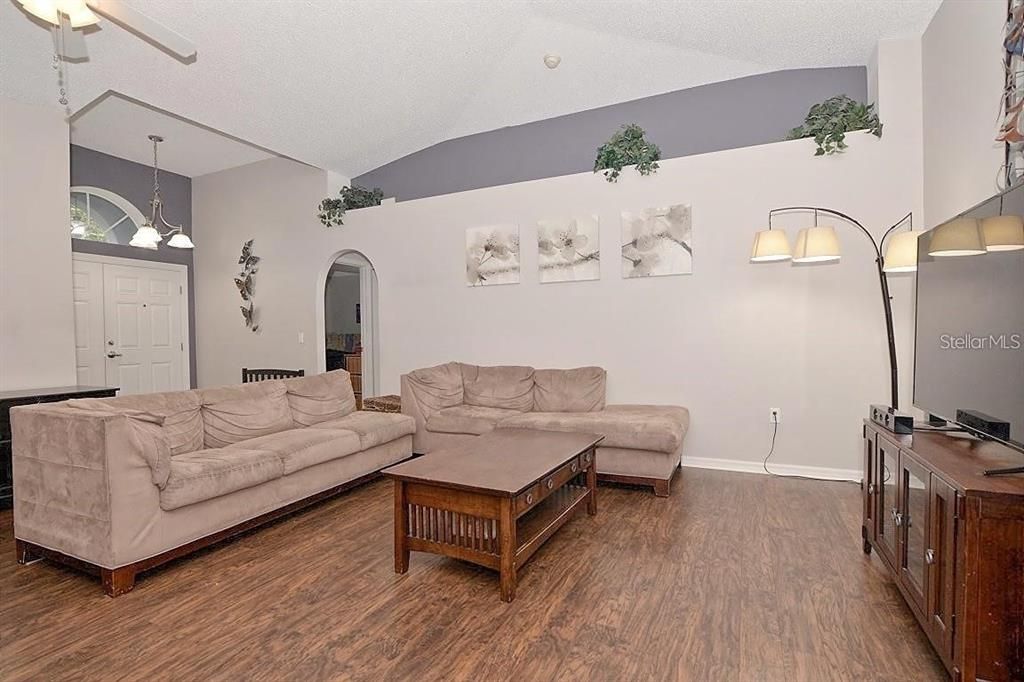 Active With Contract: $2,390 (3 beds, 2 baths, 1600 Square Feet)