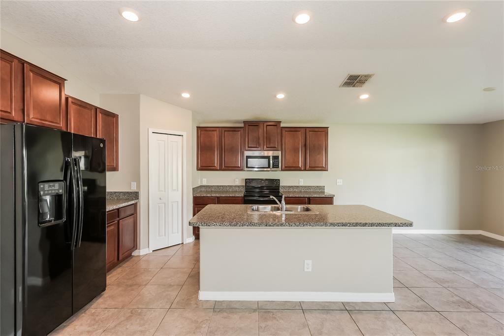 Activo con contrato: $2,035 (4 camas, 2 baños, 1922 Pies cuadrados)