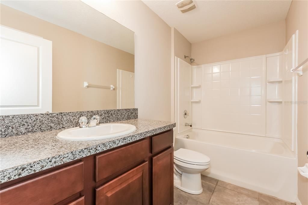 Activo con contrato: $2,035 (4 camas, 2 baños, 1922 Pies cuadrados)