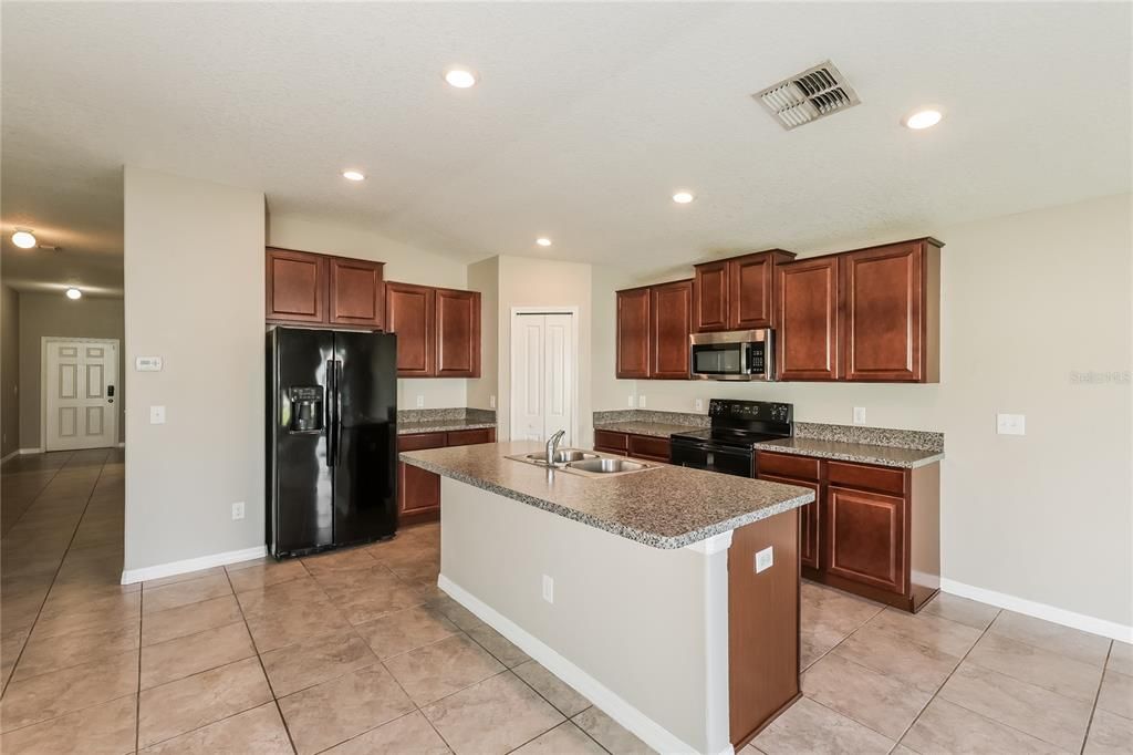 Activo con contrato: $2,035 (4 camas, 2 baños, 1922 Pies cuadrados)