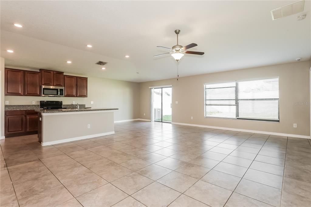 Activo con contrato: $2,035 (4 camas, 2 baños, 1922 Pies cuadrados)