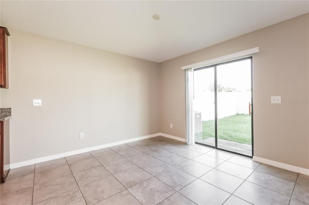 Activo con contrato: $2,035 (4 camas, 2 baños, 1922 Pies cuadrados)