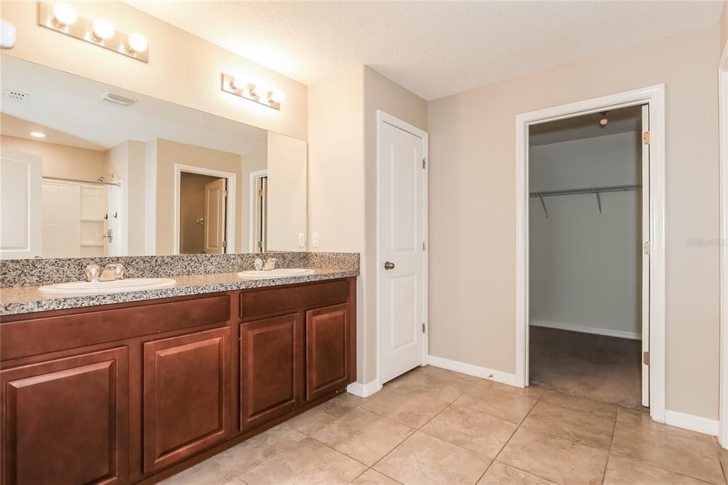 Activo con contrato: $2,035 (4 camas, 2 baños, 1922 Pies cuadrados)