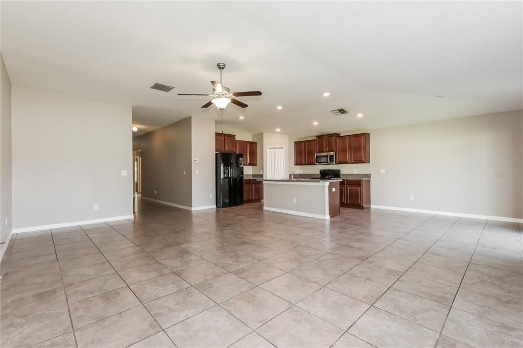 Activo con contrato: $2,035 (4 camas, 2 baños, 1922 Pies cuadrados)