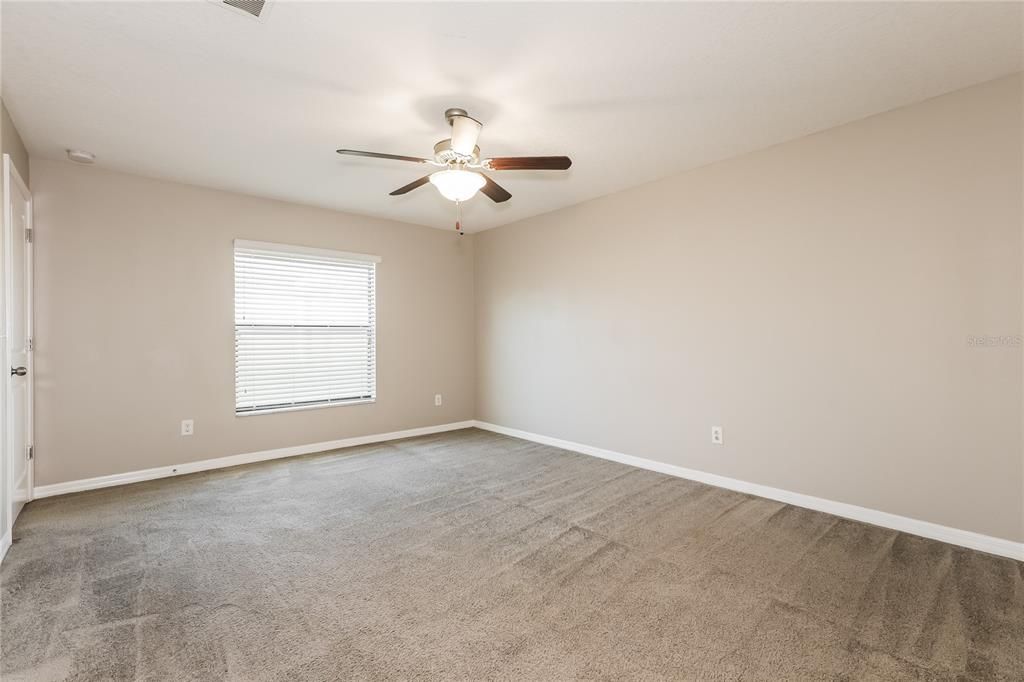 Activo con contrato: $2,035 (4 camas, 2 baños, 1922 Pies cuadrados)